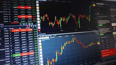 Stocks Waver as Bond Yields Climb